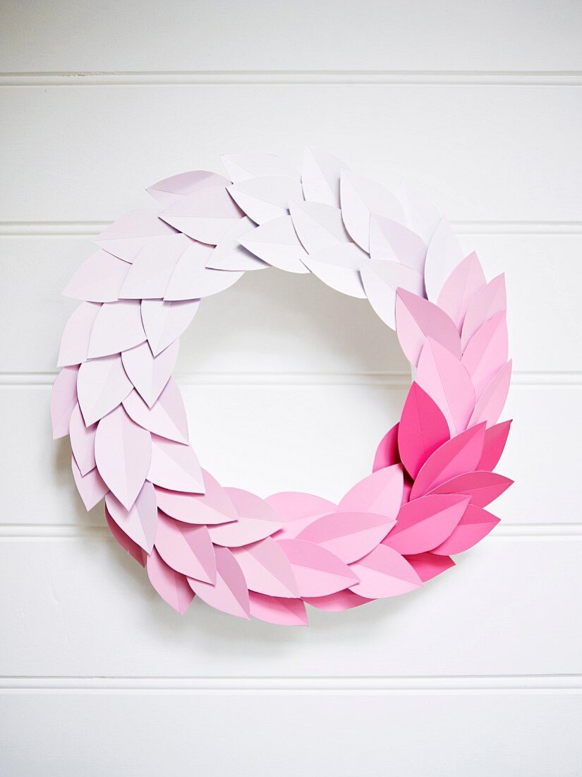 Kranz aus Papierblättern mit Farbverlauf von Weiß bis Pink
