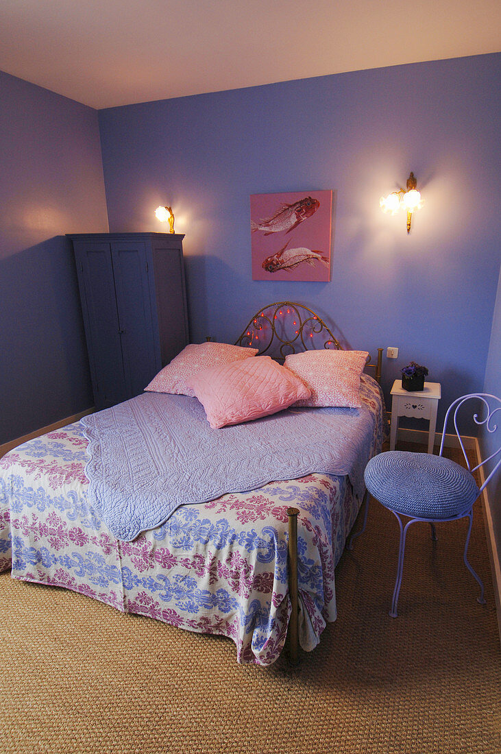 Bedroom in purple and pink with violet walls