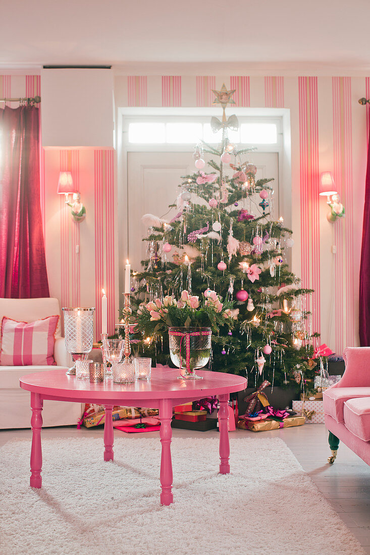 Weihnachtsbaum im kitzschigen Wohnzimmer ganz in Pink und Rosa