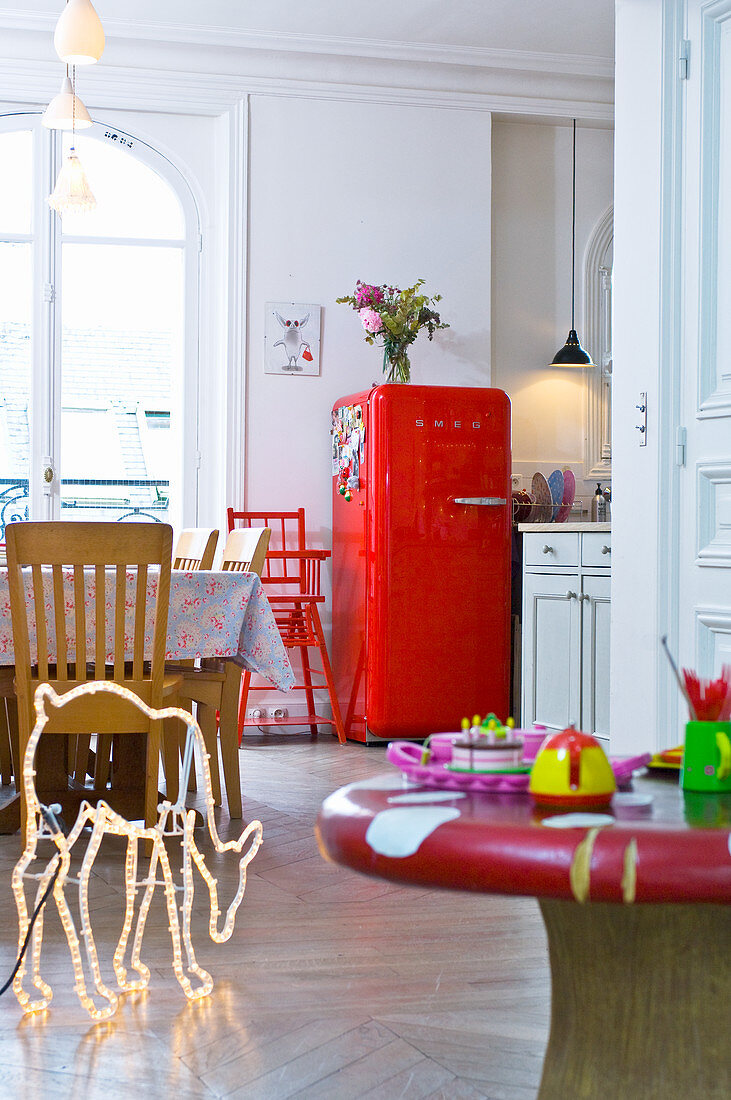 Roter Kühlschrank und Leucht-Reh in Altbau-Küche