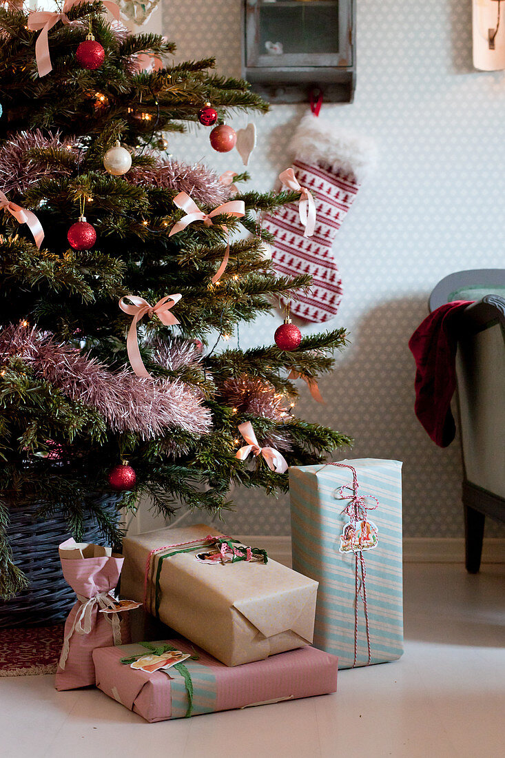 Verpackte Geschenke unter dem Weihnachtsbaum
