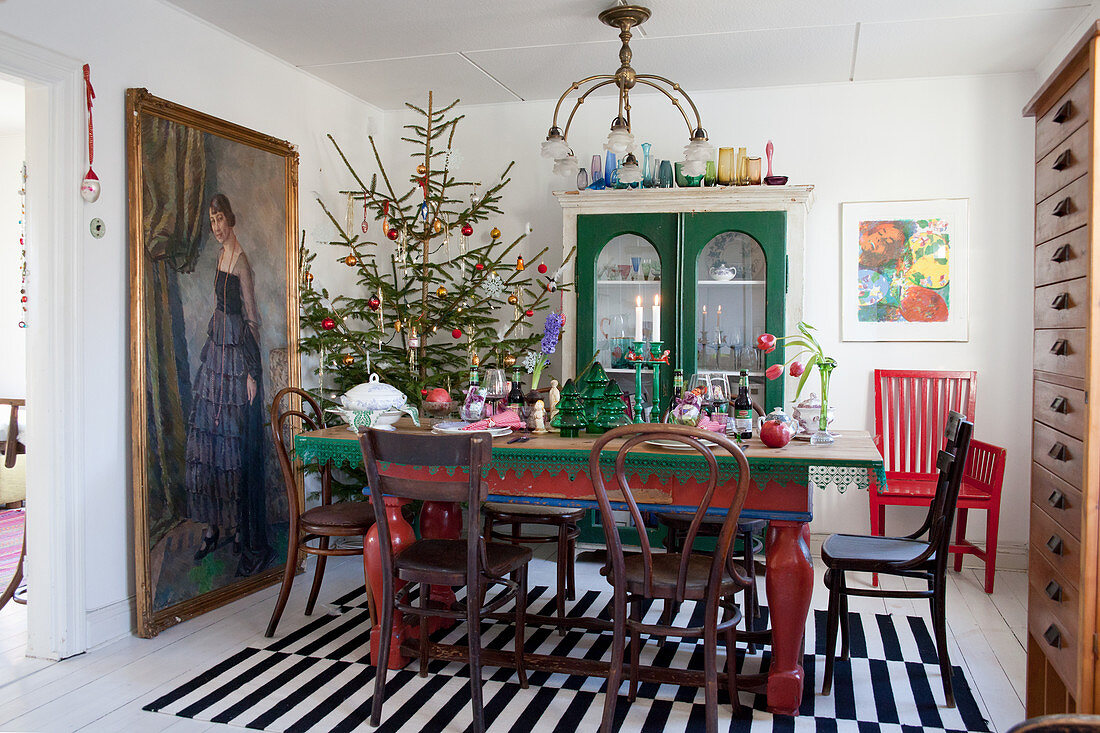 Weihnachtlich dekoriertes Esszimmer im Vintage-Stil