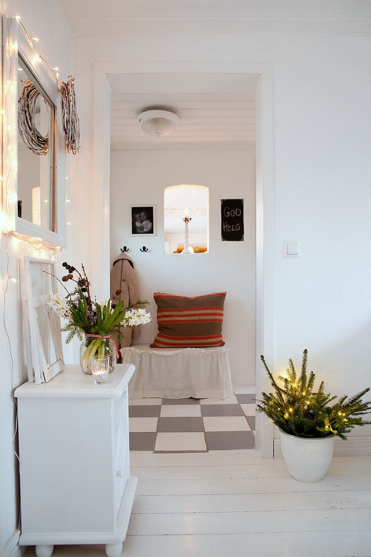 Wintry decorations in white, Scandinavian-style hallway