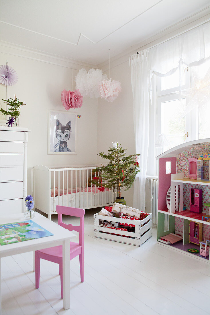 Kleiner Weihnachtsbaum im Kinderzimmer