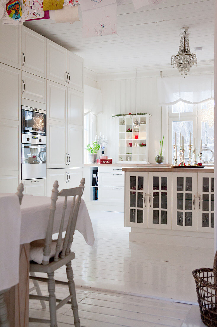 Ländliche Wohnküche ganz in Weiß mit hoher Decke