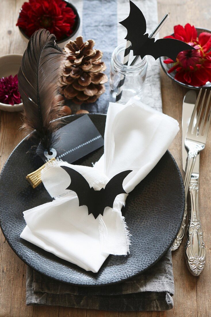 Tischdekoration zu Halloween mit selbstgemachten Fledermäusen aus Papier