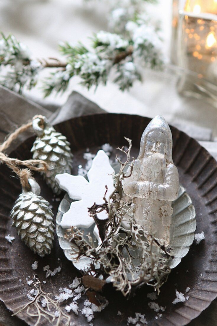 Antiker Nikolaus aus Glas mit silbernen Tannenzapfen in Tartelettform zu Weihnachten