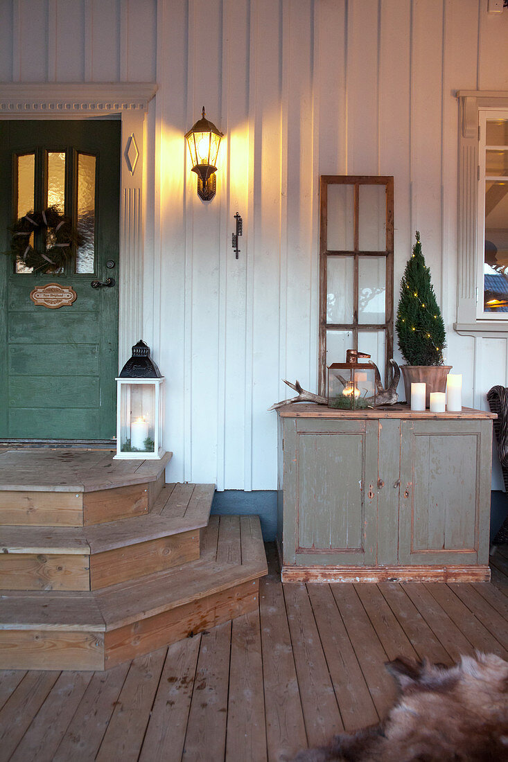 Hauseingang im Landhausstil mit  rustikaler winterlicher Deko