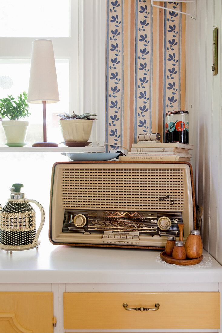 Altes Radio als Deko in der Küche