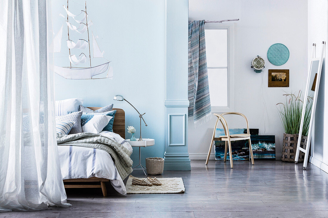 Maritim eingerichtetes Schlafzimmer mit hellblauen Wänden