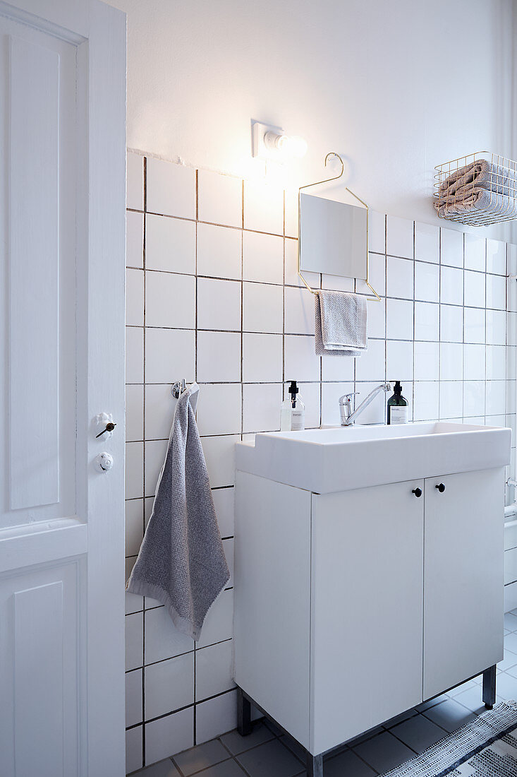Waschtischunterschrank mit Aufsatzbecken in weißem Badezimmer