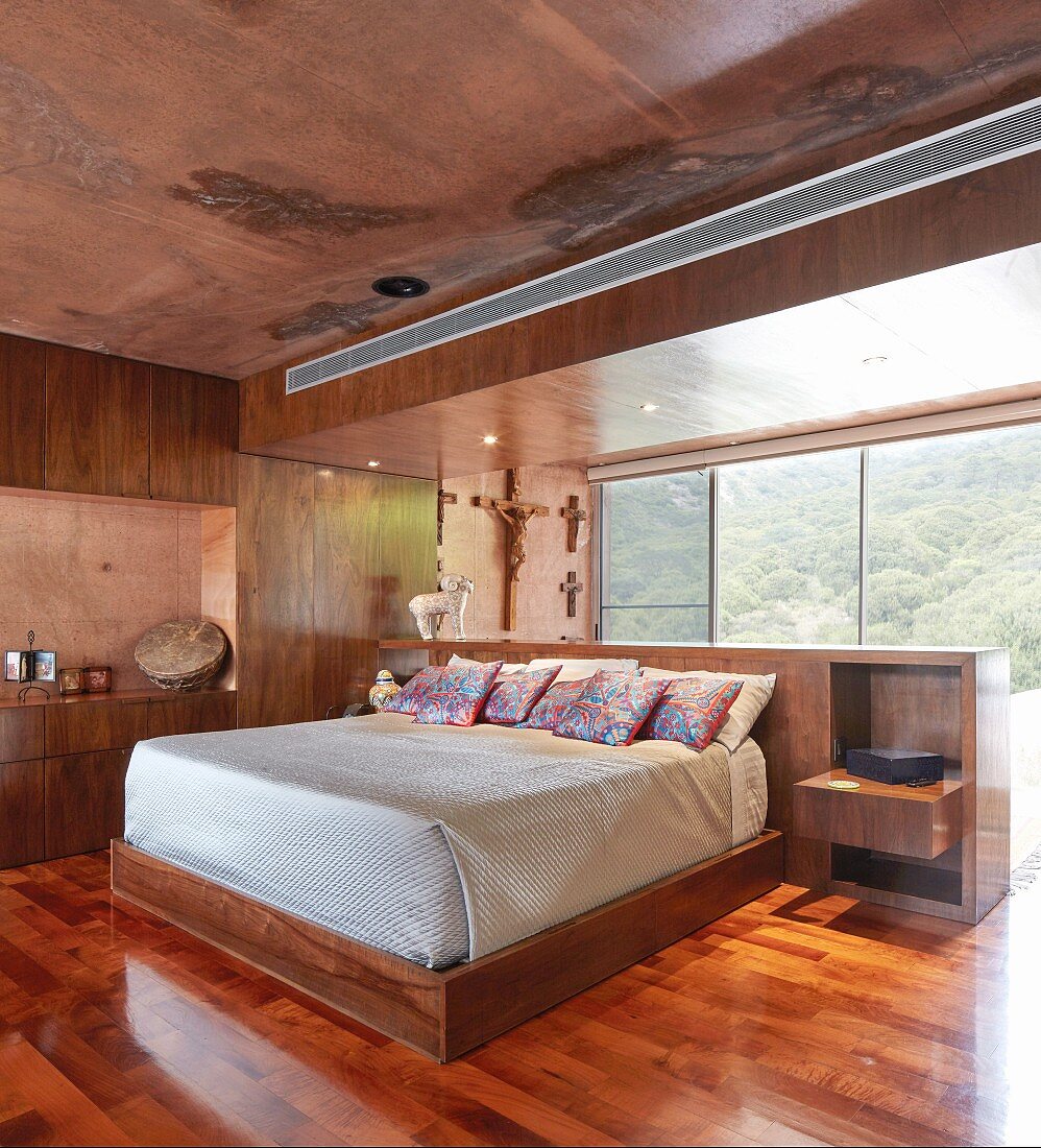 Modern bedroom in red concrete and wood