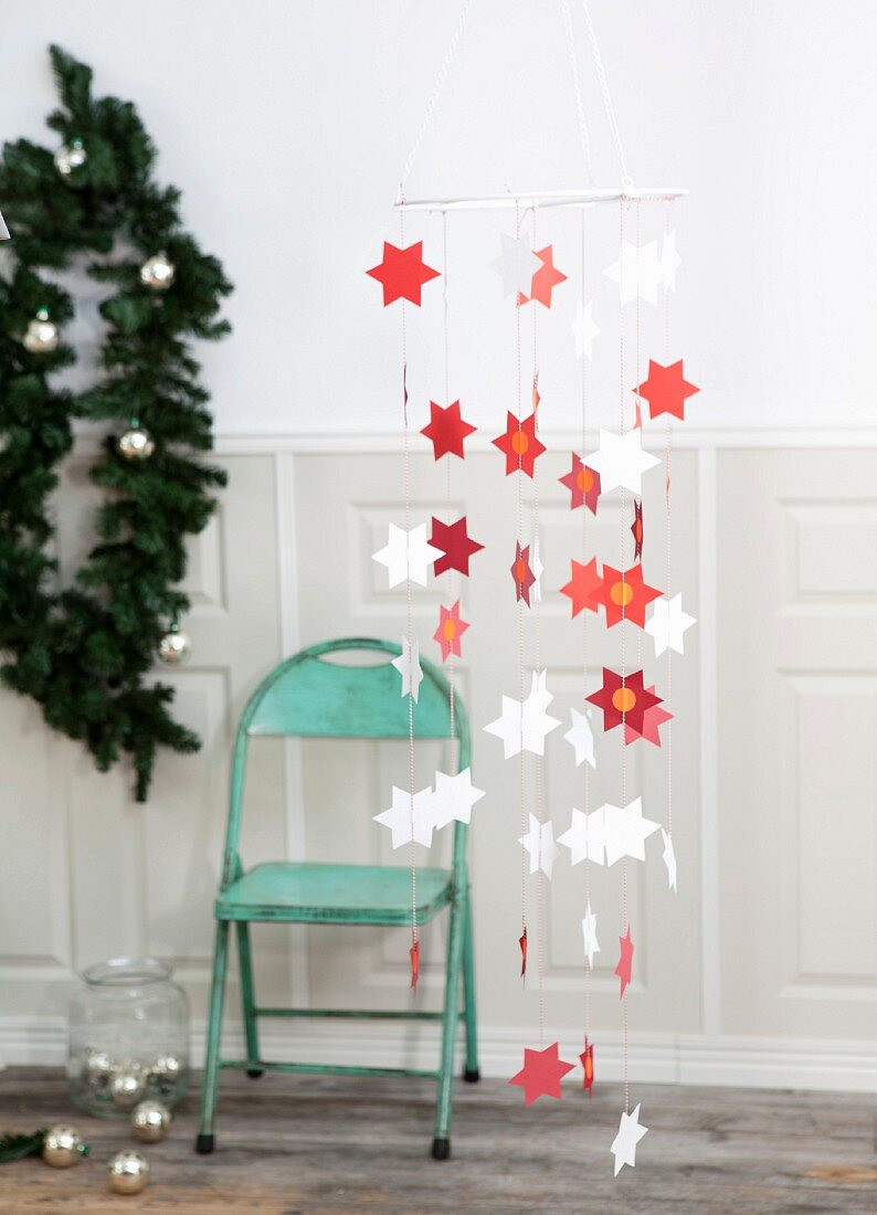 DIY-Mobile aus Papiersternen als Weihnachtsdekoration