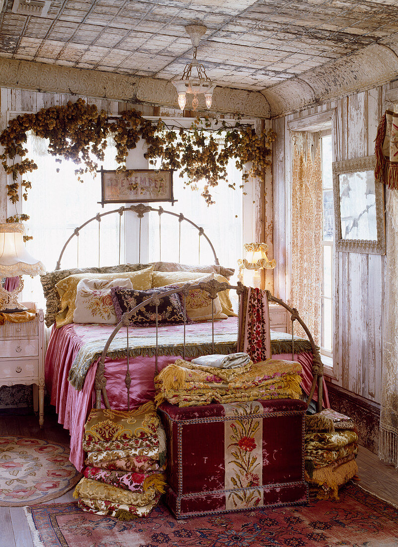 Romantisches Schlafzimmer mit morbidem Charme