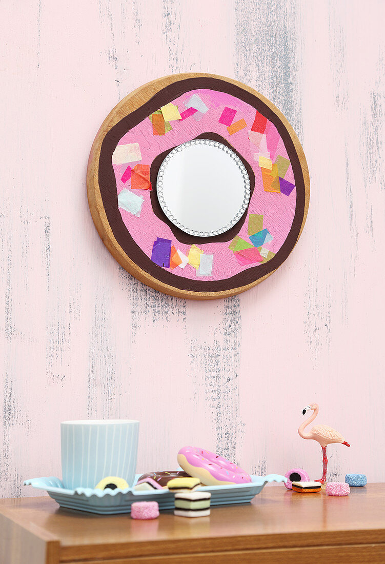 DIY-Spiegel aus altem Küchenbrett in Donut-Optik