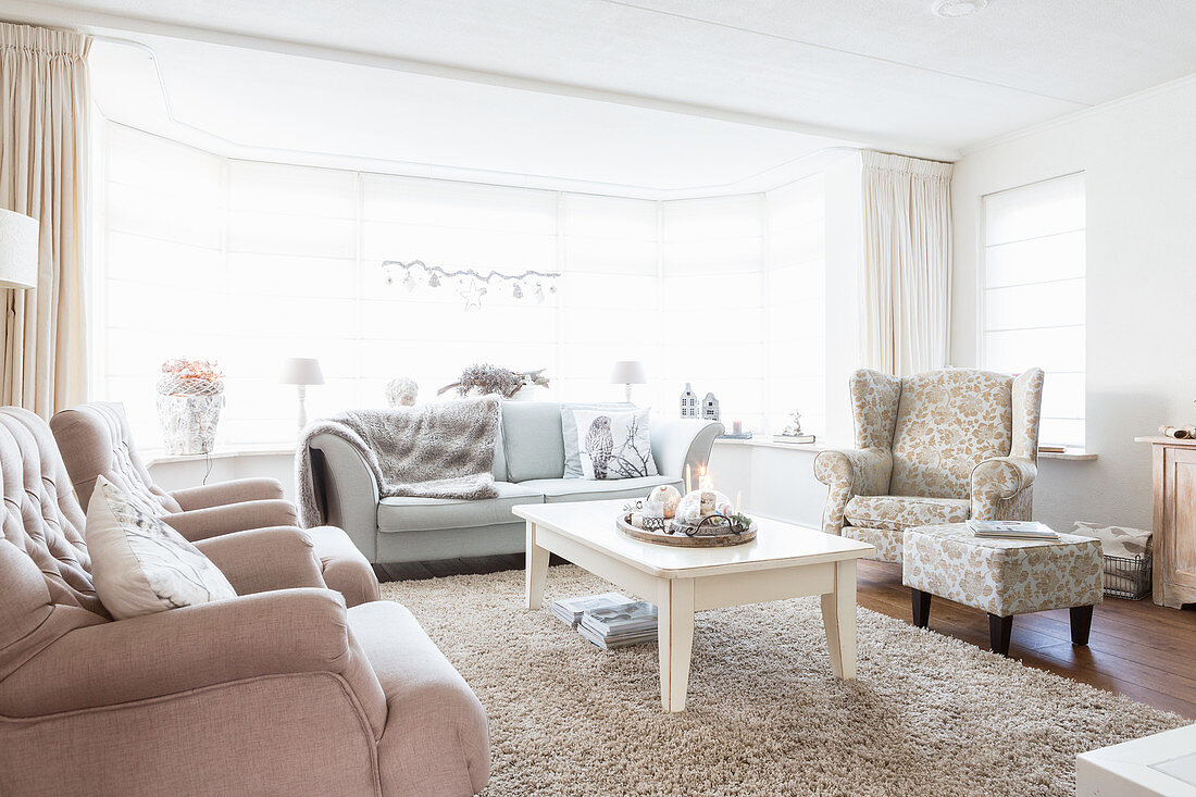 Elegantes Wohnzimmer in Champagnerfarben mit großem Erker