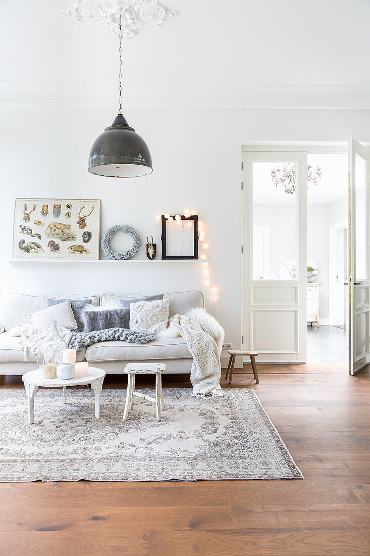 Helles Wohnzimmer in Grau und Weiß mit Holzboden