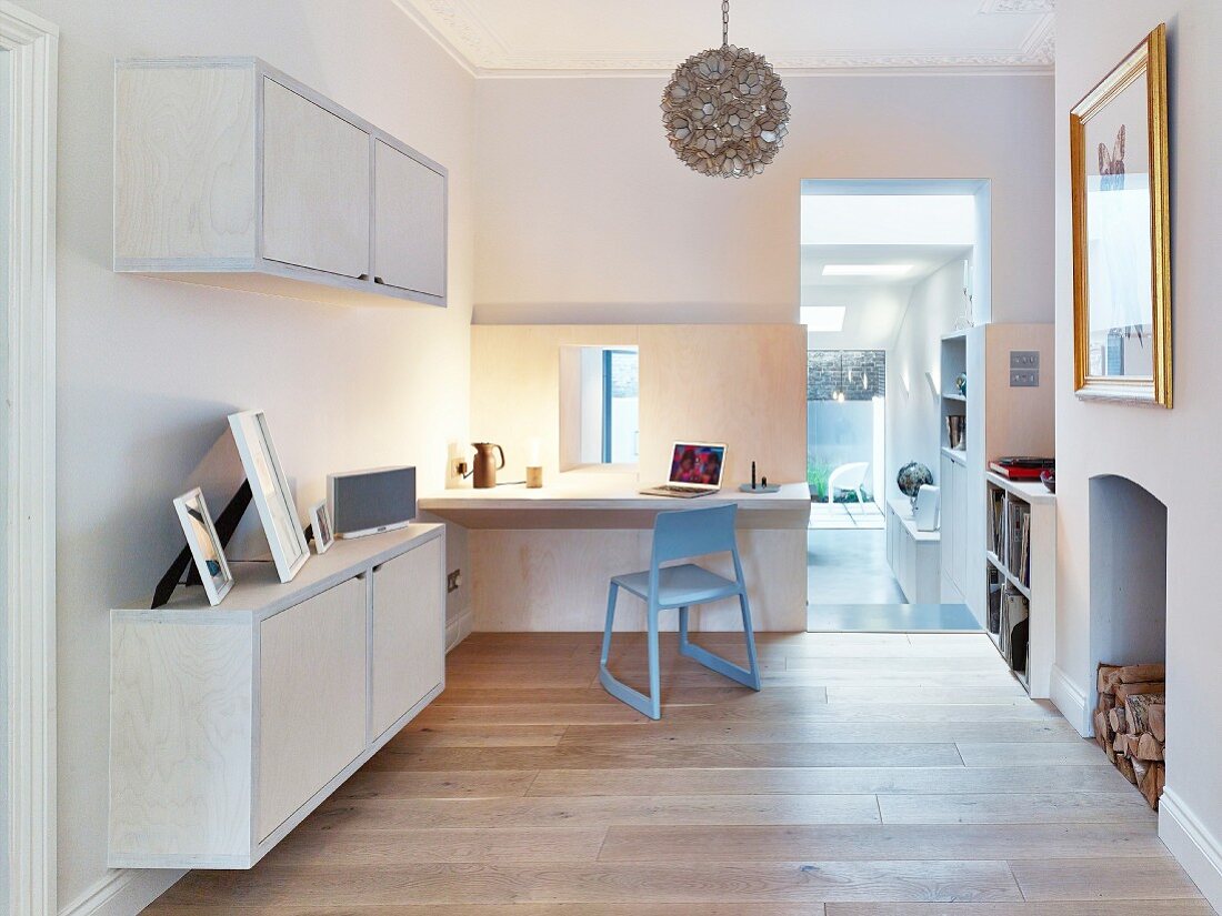 Home Office mit eingebauter Tischplatte, Hängeschränken und Kamin