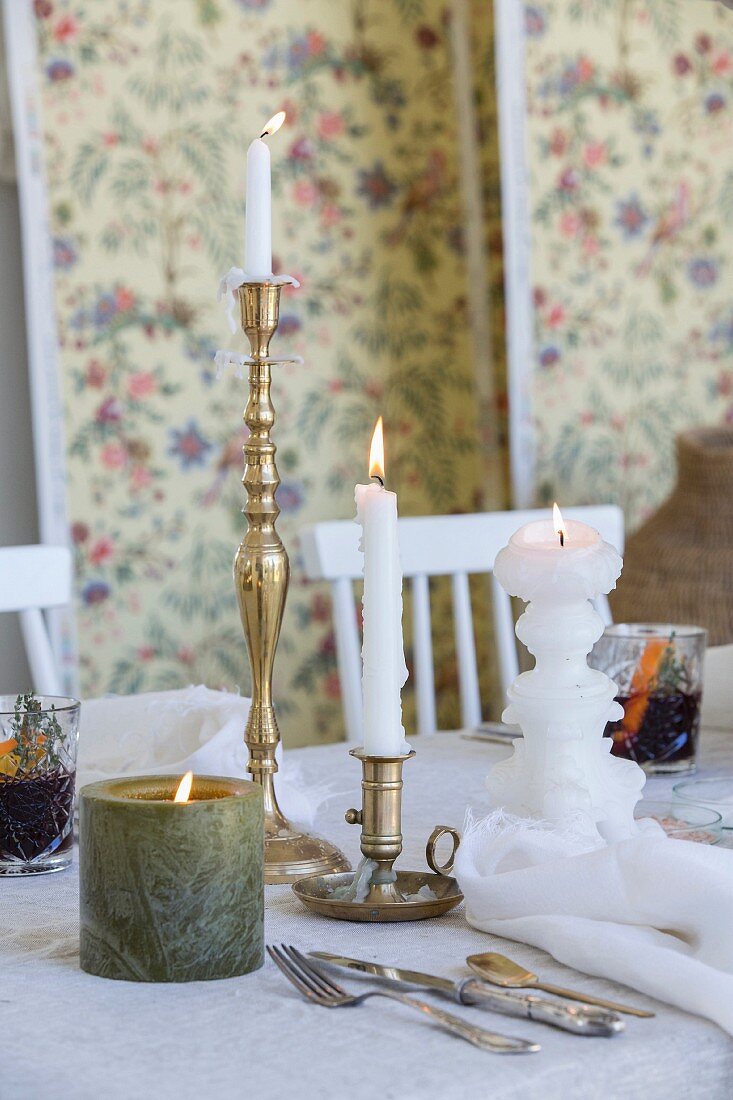 Gedeckter Tisch mit Kerzen und Glühwein