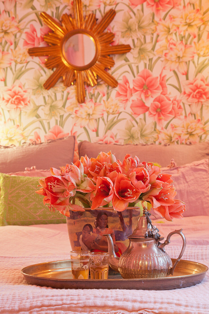 Tablett mit Blumen und Teekanne im romantischen Schlafzimmer
