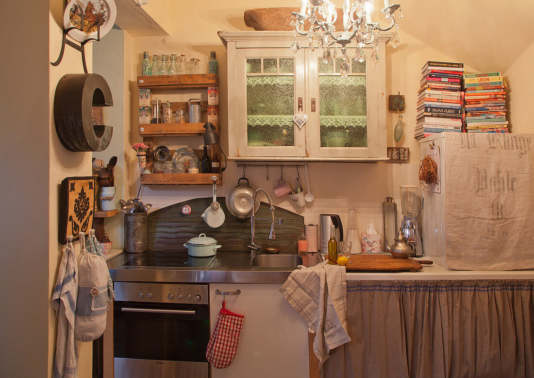 Wandregale und Wandschränkchen in vollgestellter Küche