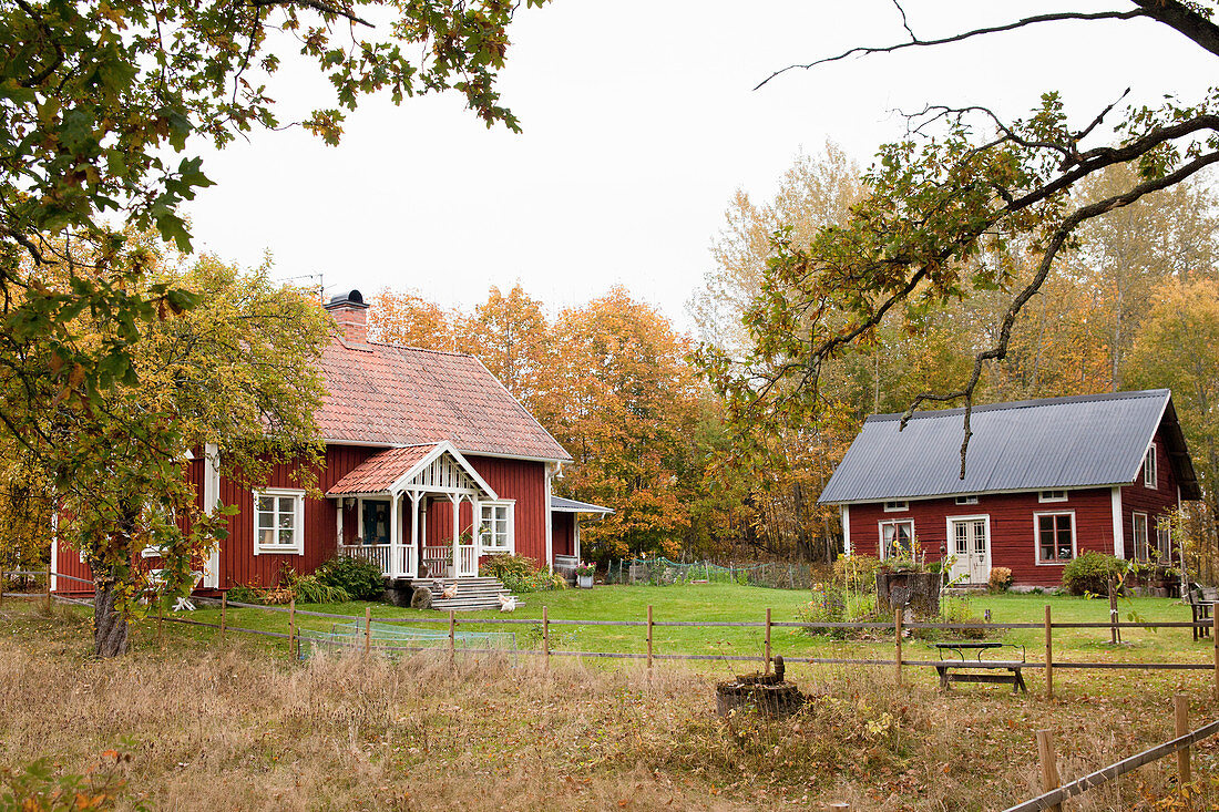 Typisch skandinavischer Hof mit zwei roten Schwedenhäusern
