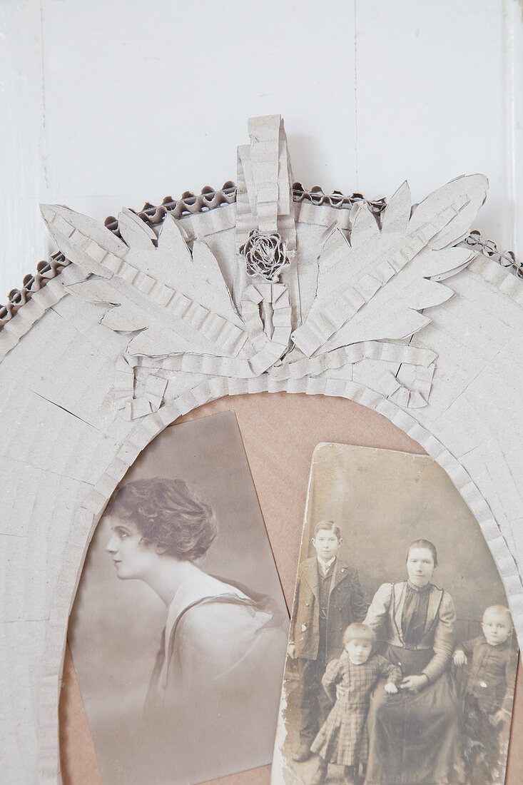 Detail eines Bilderrahmen aus Wellpappe mit alten Fotos