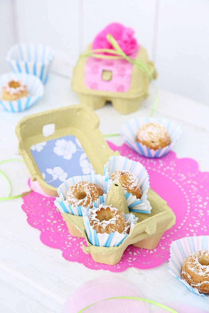 Mini-Guglhupf mit Muffinförmchen im Eierkarton als Geschenk