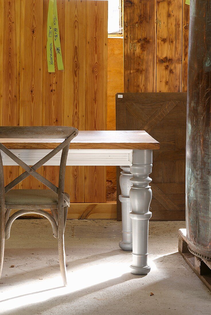 Holztisch mit gedrechselten Tischbeinen und Bugholzstuhl in Vintage Verkaufsraum