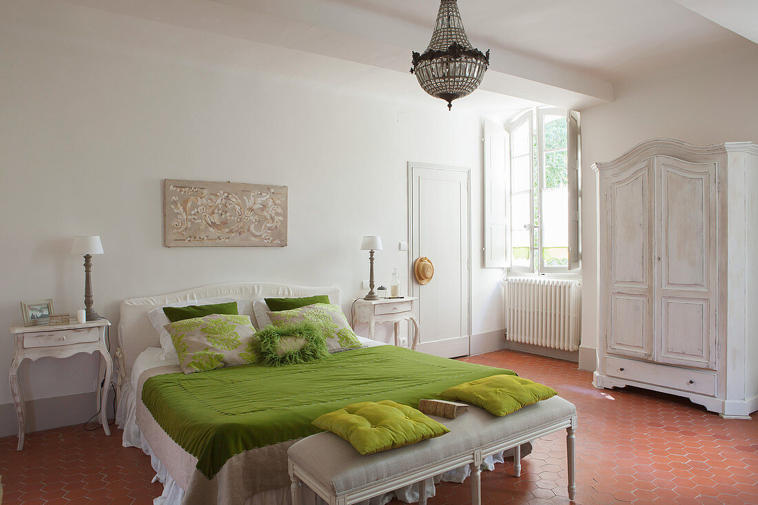 Grüne Bettwäsche und Zierkissen im nostalgischen Schlafzimmer