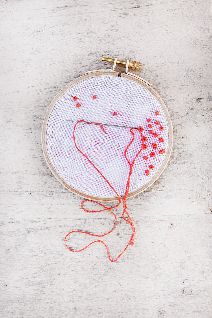 Method for embroidering French knots in embroidery frame