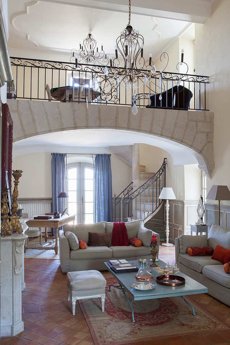 Wohnzimmer mit Galerie in einem französischen Landhaus