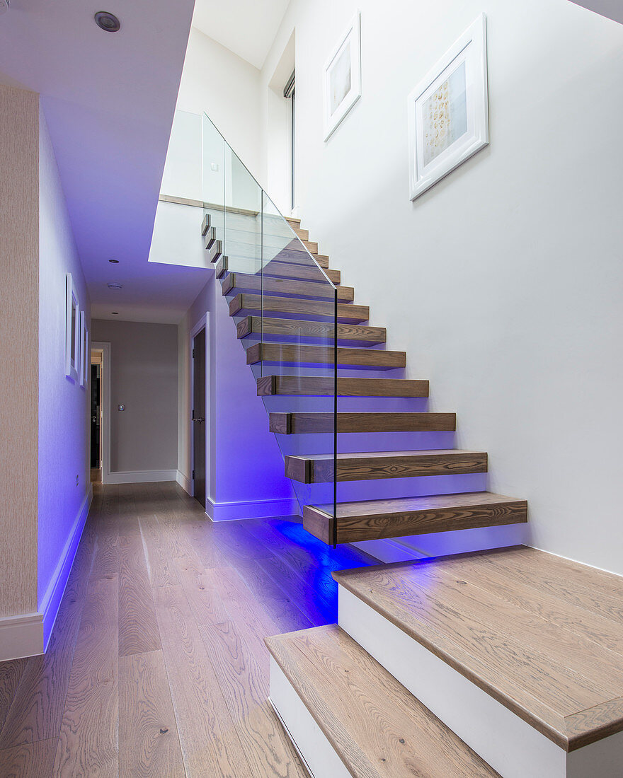 Freitragende Treppe mit indirekter blauer Beleuchtung