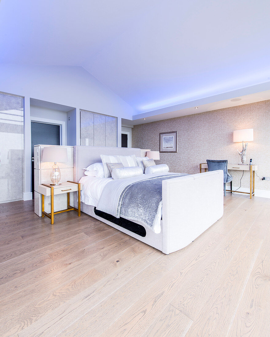 Glamouröses Schlafzimmer unter dem Dach mit blauen Licht
