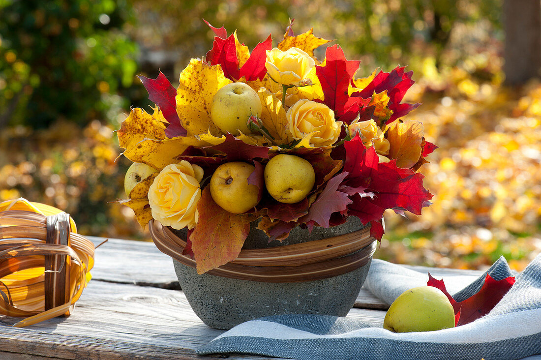 Duftendes Herbstgesteck aus Chaenomeles ( Zierquitten ), Rosa ( Rosen