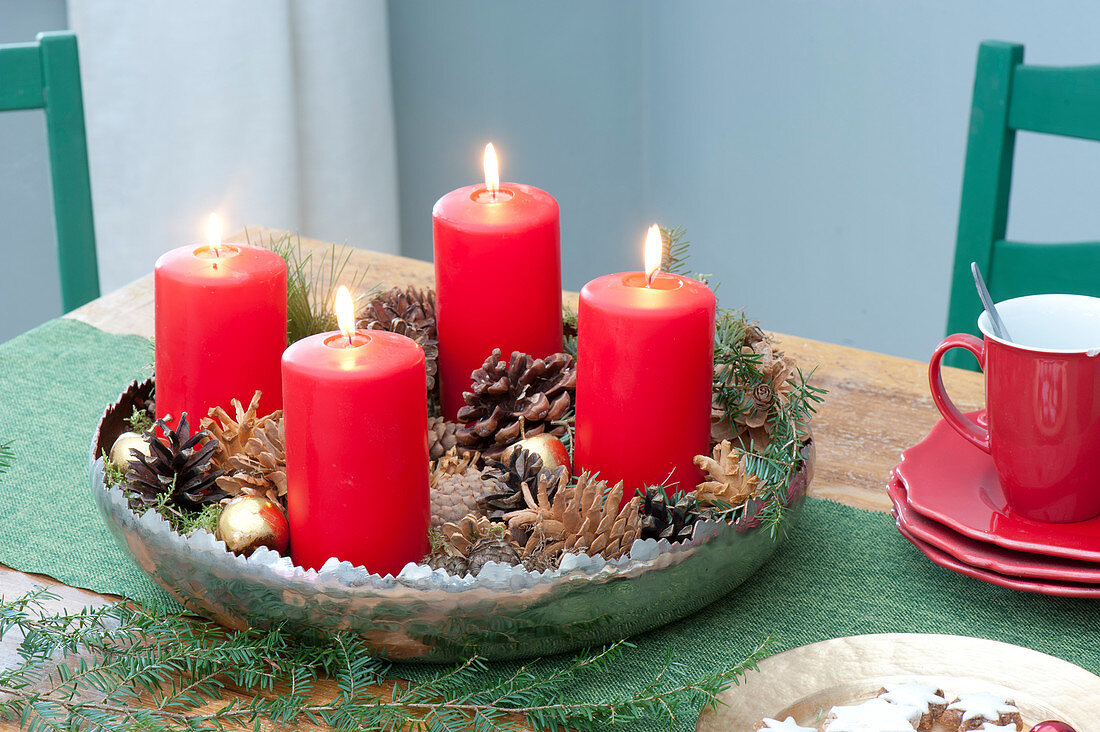 Schneller Adventskranz mit 4 roten Kerzen, Zapfen und vergoldeten Aepfeln