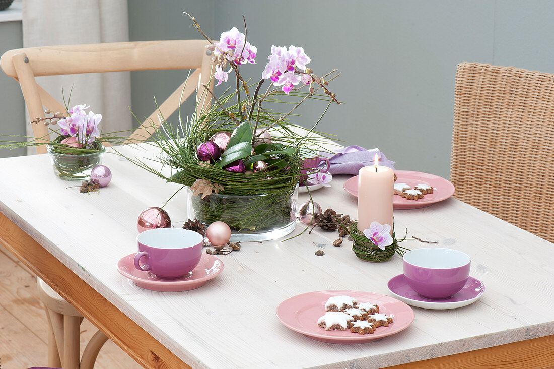 Weihnachtliche Tischdeko mit Schmetterlingsorchideen