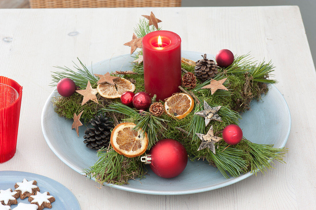 Star of moss and pinus (pine) with red candle