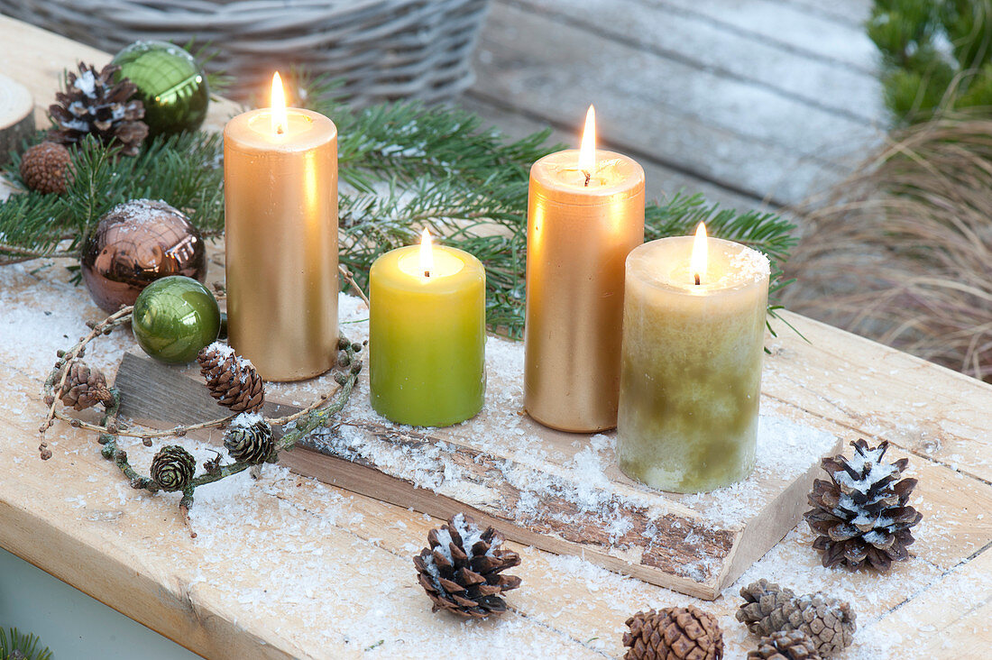 Schlichte Kerzendeko mit 4 Kerzen auf Holzbrett, Zapfen, Christbaumkugeln