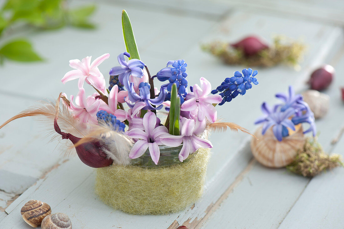 Small arrangement in glass with felt cover, Hyacinthus