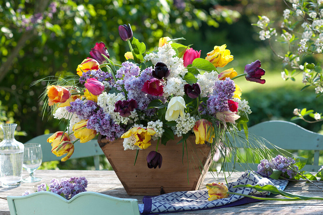 Lavish scented arrangement with Syringa vulgaris 'Katherine Havemeyer'