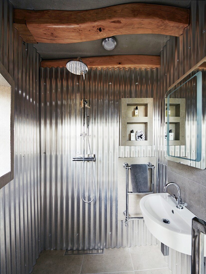 Badezimmer mit Dusche in umgebautem Silo