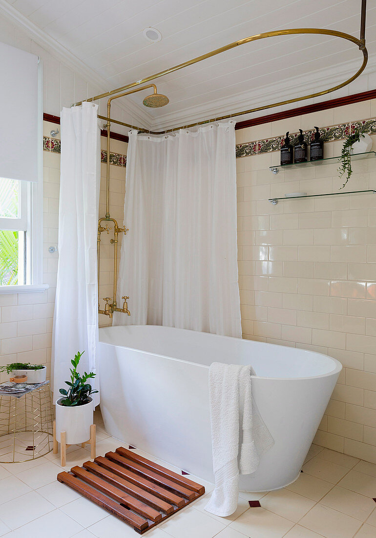 Freestanding Bathtub With Nostalgic, Freestanding Bathtub Shower Curtain Rod