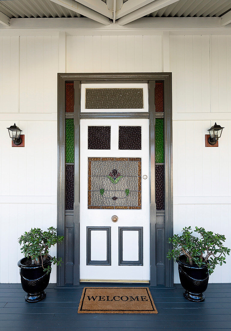 Klassische Haustür mit Buntglas mit symmetrischer Dekoration