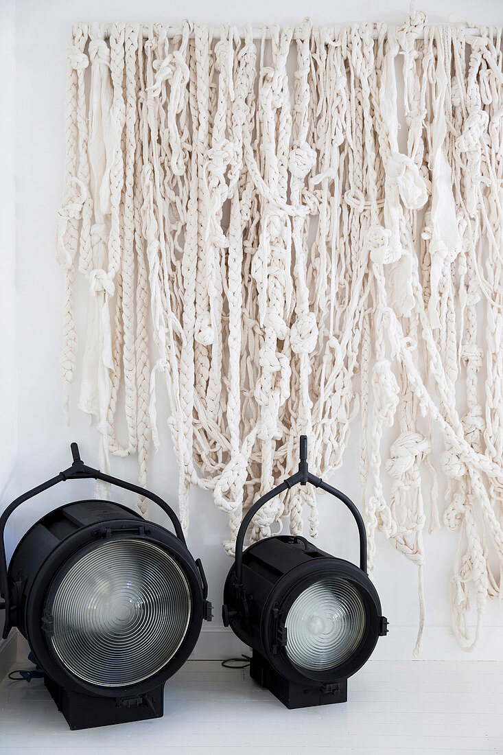 Wandbehang aus Wolle in Naturweiß und zwei Vintage Strahler