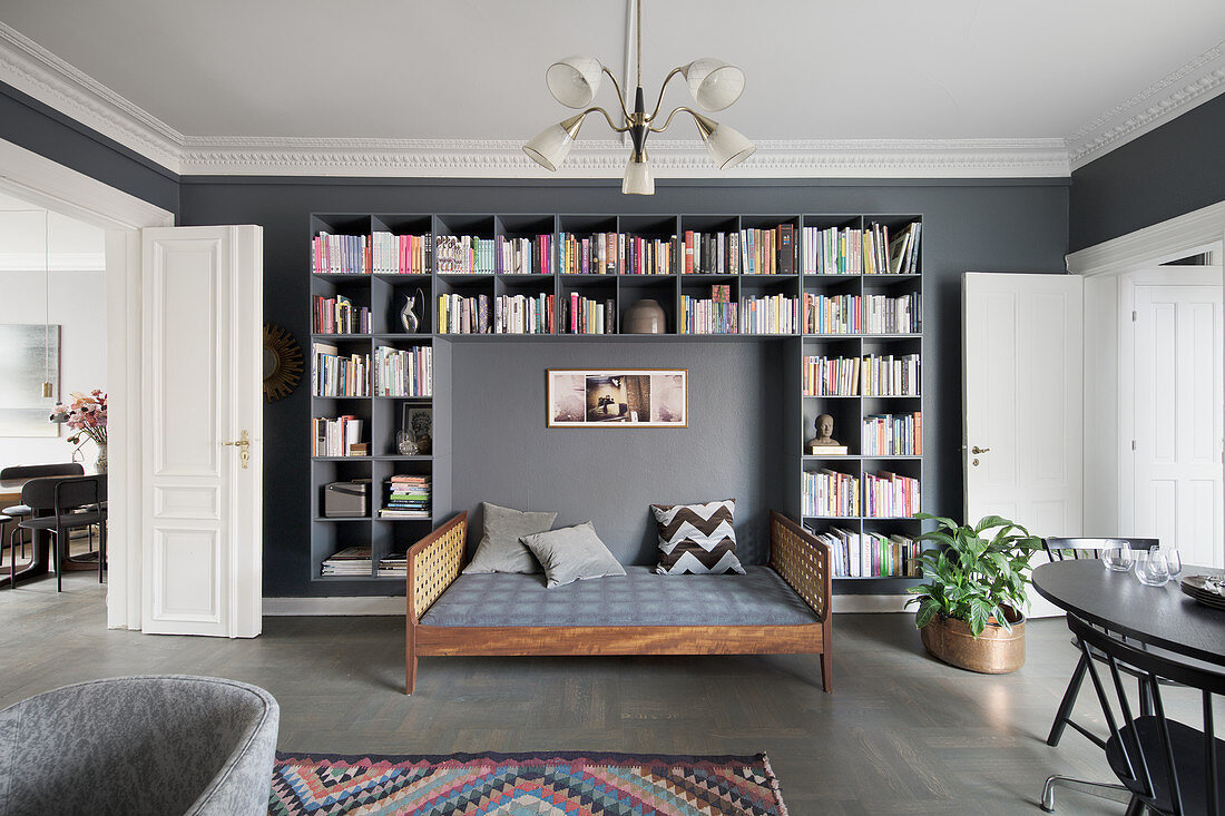 Essbereich, Schlaf- und Lesebereich in grosszügigem Wohnzimmer mit grauen Wänden