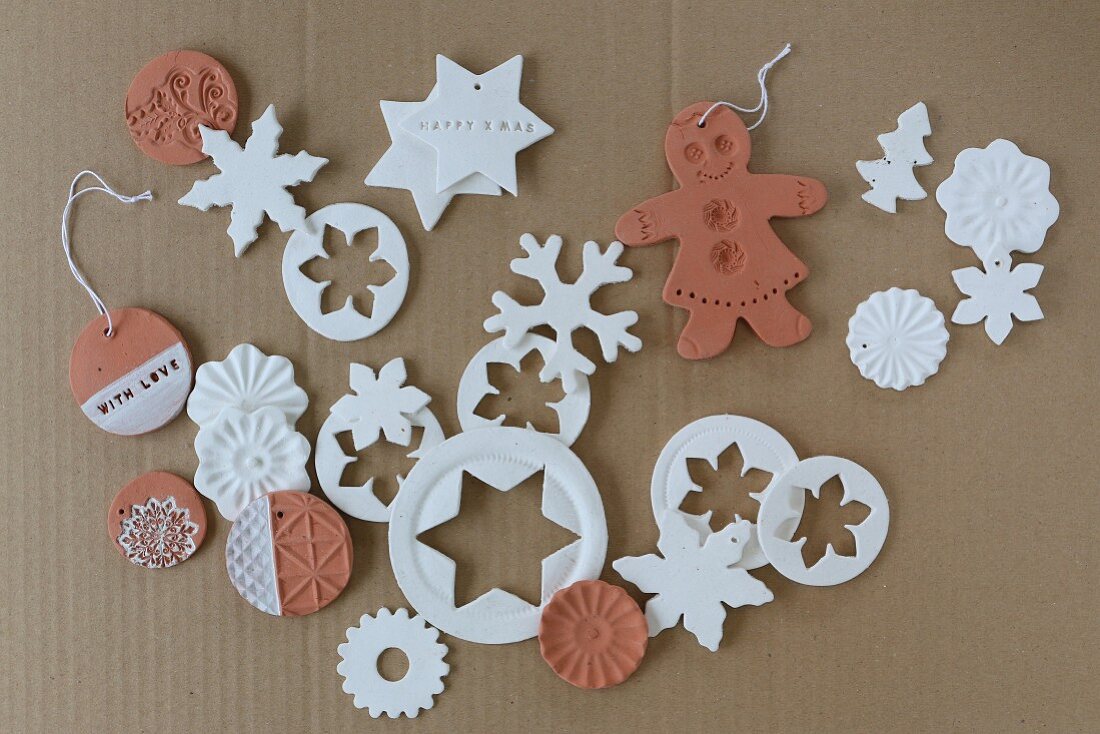Weihnachtsanhänger aus Ton in Weiß und Natur auf einem Karton