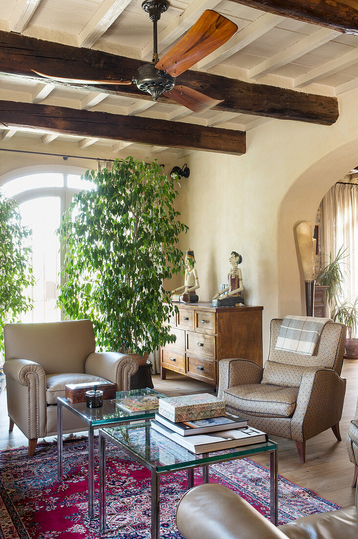 Zwei beigefarbene Sessel im mediterranen Wohnzimmer