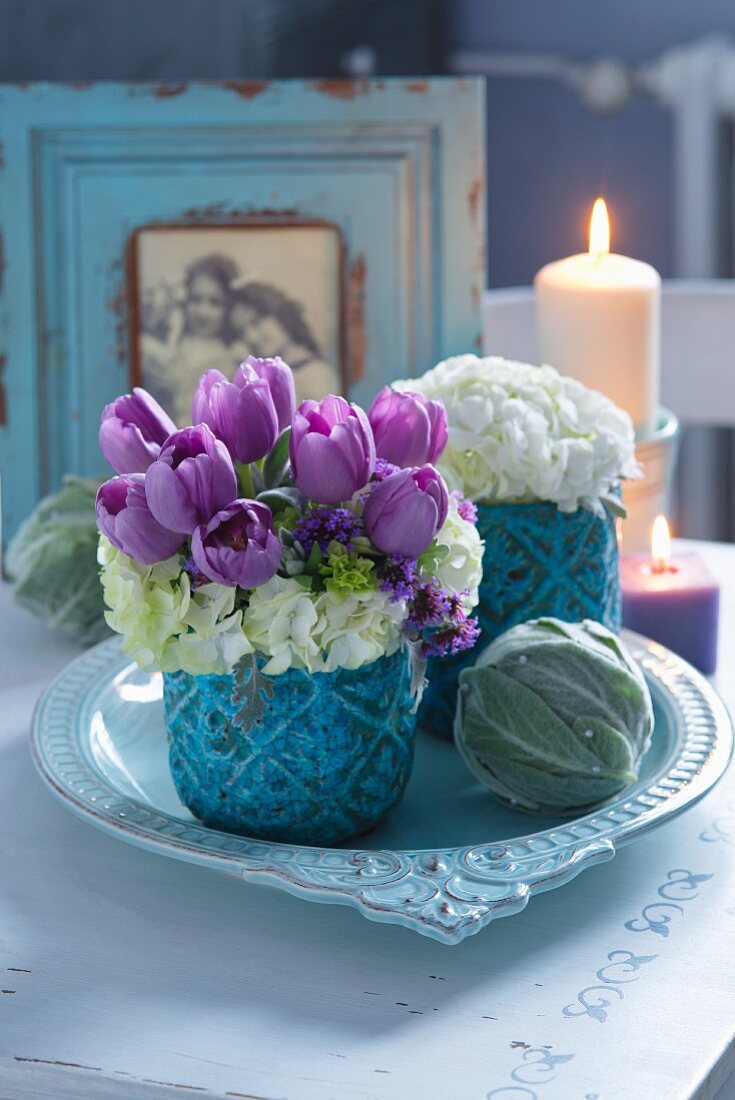 Strauß aus lila Tulpen und weißen Hortensien, Bälle aus Wollziest
