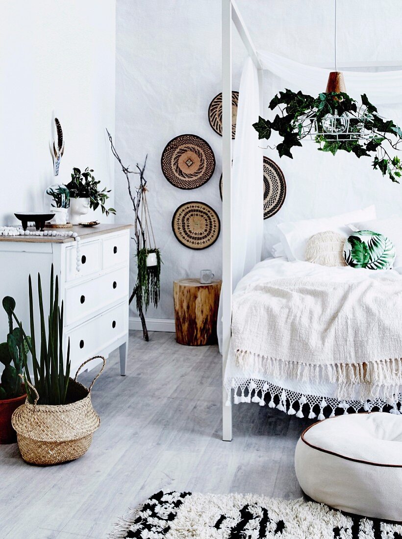 Boho-Schlafzimmer in Naturtönen mit Zimmerpflanzen